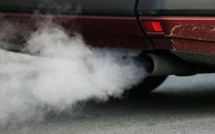 white smoke from the exhaust pipe of a diesel engine