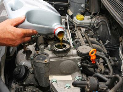 What kind of oil is poured into the engine? Tips for Motorists