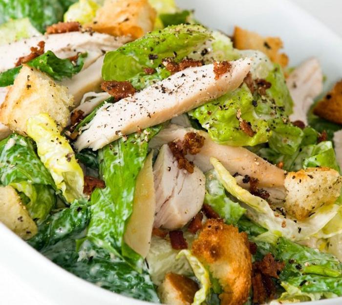 Prepare a simple salad with chicken: three recipes to choose from