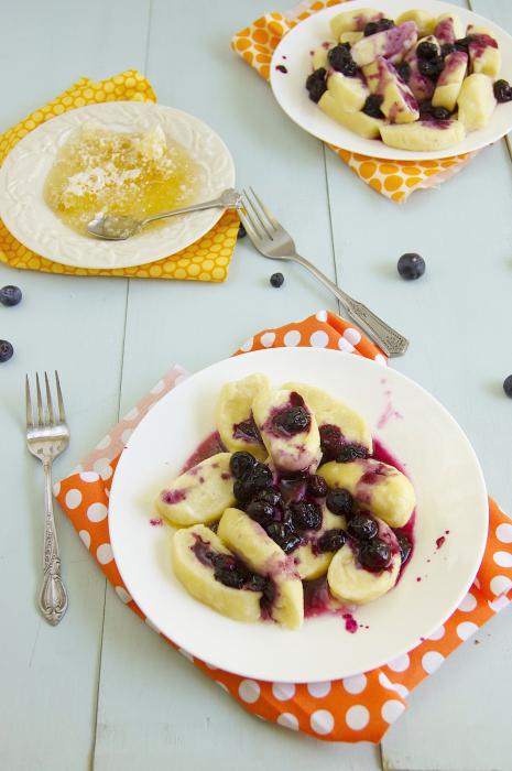 We cook delicious dumplings! How many boil vareniki with potatoes, cottage cheese and cherries?