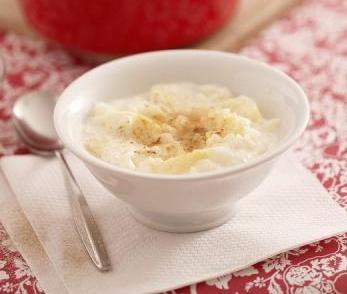 The idea of ​​breakfast. Rice porridge on milk in a multivariate