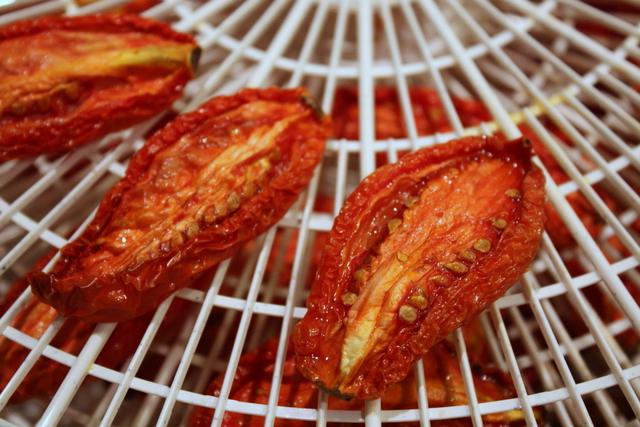 How to cook sun-dried tomatoes for the winter in an oven, dryer and microwave