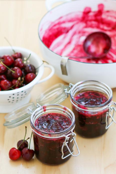 How to cook a jam cherry.