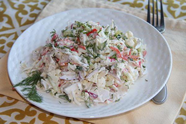 How to prepare salad from natural crab?