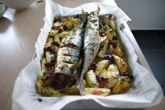 How to cook mackerel with potatoes in the oven delicious?