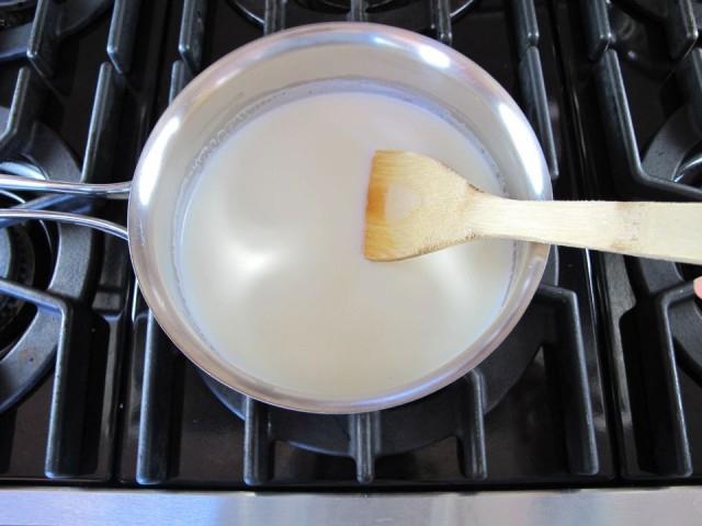 How to cook a mango on milk simply, quickly and without lumps