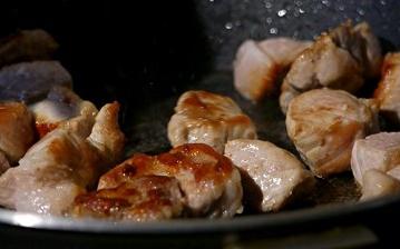 How delicious to fry meat in a frying pan: tips