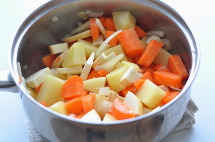 How tasty to cook a stewed zucchini with tomatoes: a recipe for diet food and vegetables in sour cream sauce