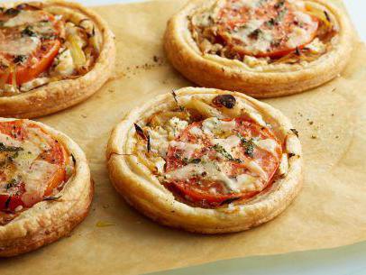 Pizza with tomatoes and cheese: recipe