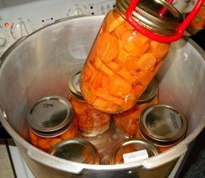 The last cleaning: sterilization of cans with billets in the oven