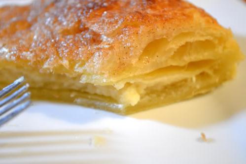 Cheese pie made of puff pastry