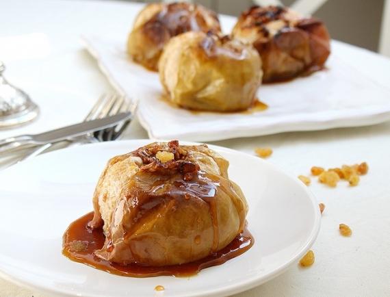 Sweet apples, baked in the oven with honey, raisins and walnuts