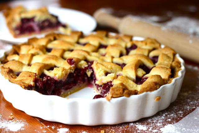 Delicious pies with berries: recipes with a sand dough