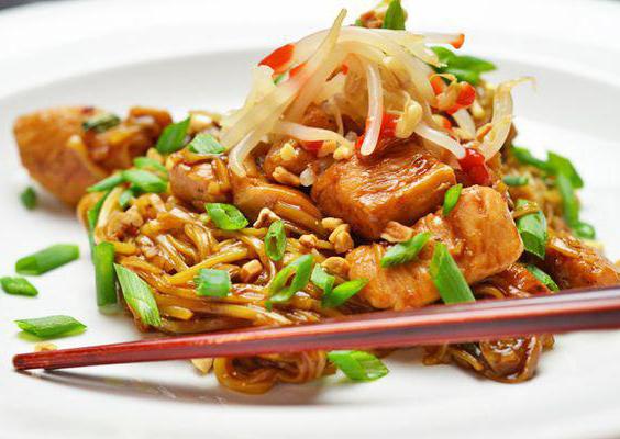 Udon noodles with chicken and vegetables