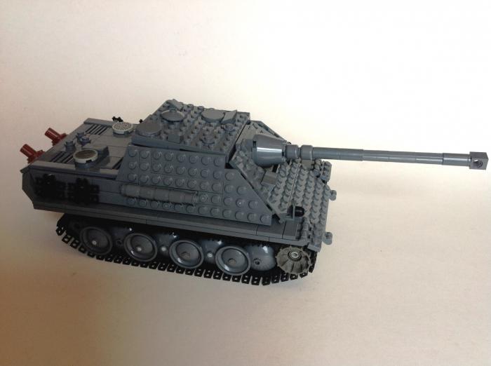 How to make a tank from LEGO using the most common parts