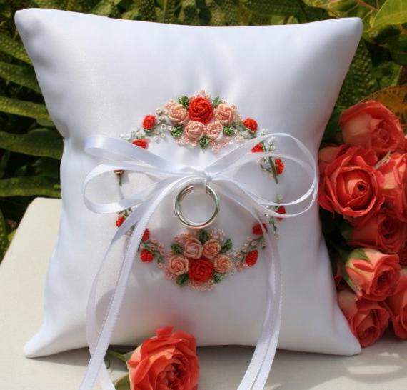 Pillow for rings with their own hands - original and inexpensive