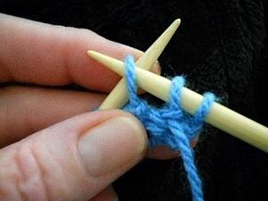 Learning to knit. How to type loops on spokes?