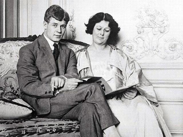 theme of love in the works of Yesenin