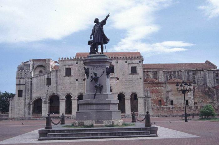 In which city is the Columbus monument erected? Of course, in Barcelona!