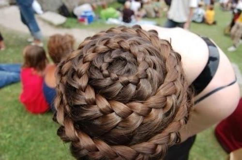 Elegant and mysterious braid around the head