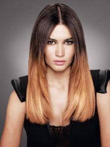 Fashionable hair coloring: saturated colors and natural transitions