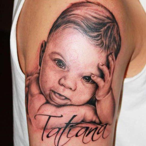 Tattoo with the names of children: a touching tradition or a tribute to fashion?