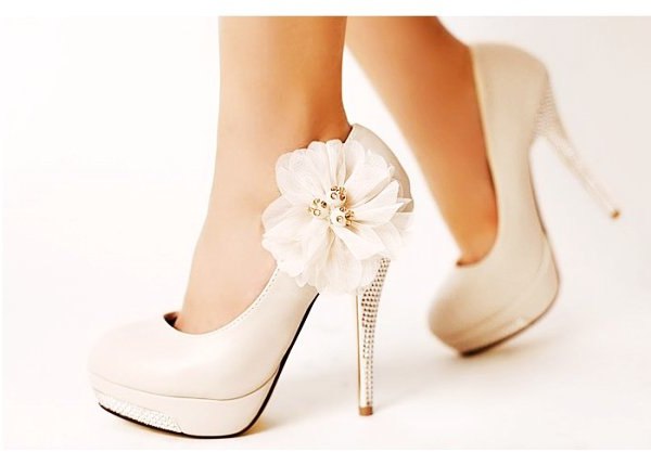 White high-heeled shoes are the embodiment of femininity