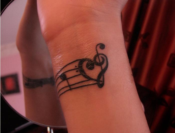 tattoo in the form of a treble clef