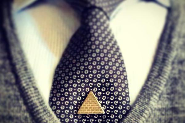 Gold pin for a tie: an accessory or a necessity?