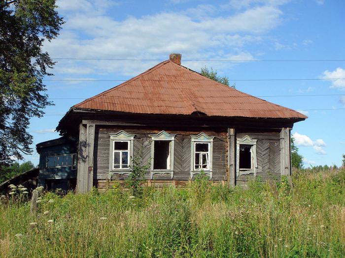 At the corners of history: abandoned houses