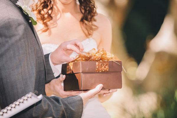 How to make a gift of money for a wedding with your own hands?
