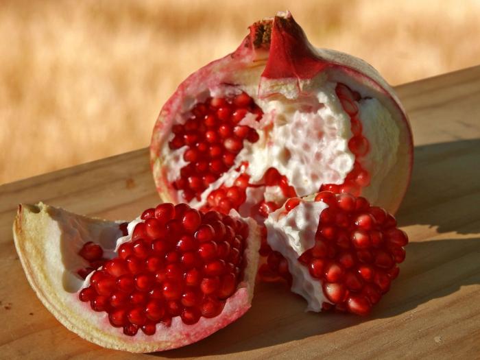 Can I eat pomegranate during breastfeeding?