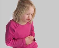 The baby has a stomach ache in the navel: causes and first aid